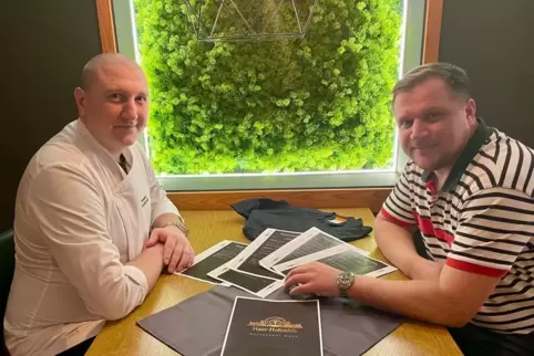 Küchenchef Stanislav Borodovskiy (links) und Pächter Helmut Frickel (rechts) gehen noch einmal die Karte durch. Haus Hofenfels s