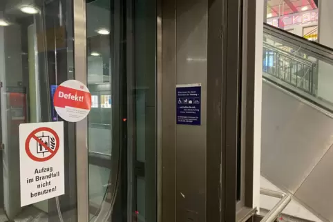 Bis der Aufzug von der Gleisunterführung zur Wartehalle wieder funktioniert, dauert es wohl.