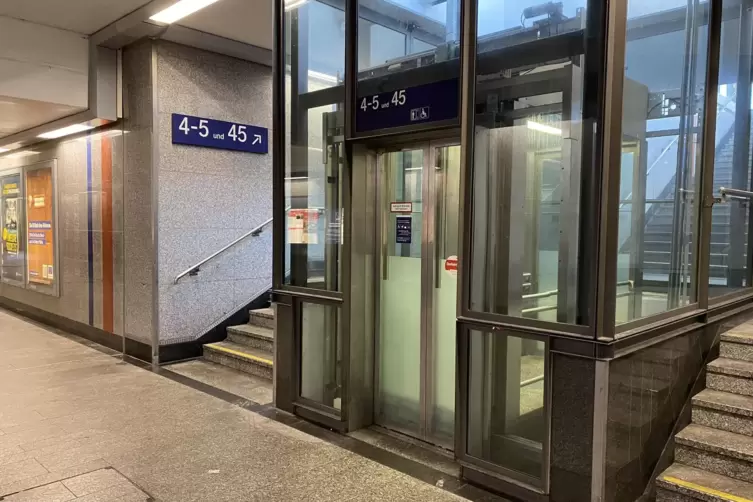 Auch der Lift zu Gleis 4 und 5 funktioniert in letzter Zeit immer wieder mal nicht.