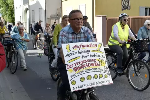 2019 demonstrierten Radfahrer, um auf die gefährliche Situation entlang der Landstraße von Eppstein Richtung Maxdorf aufmerksam 