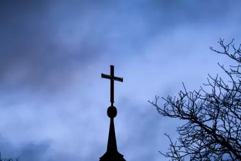 Kreuz auf einer Evangelischen Kirche. 
