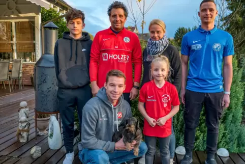 Die Familie Purket: Maximilian, Sascha, Sabrina, Joshua (hinten von links). Vorne Nico mit Familien-Hund „Gauner“ und Elly Luise