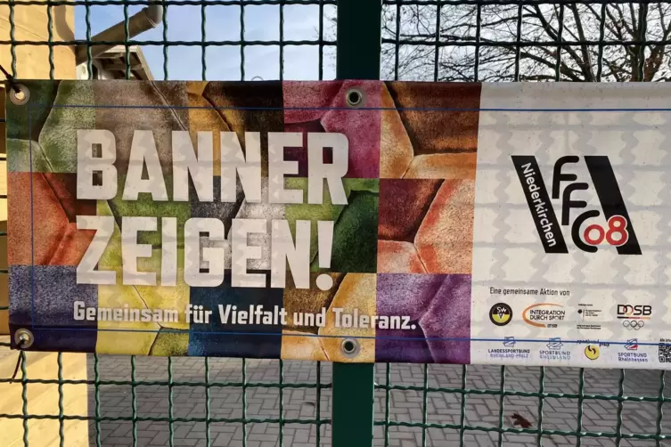 Auch der 1. FFC Niederkirchen beteiligt sich an der Banner-Aktion für Vielfalt und Toleranz.