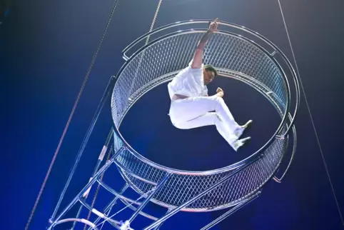 Sergio Silva zeigt in zehn Metern Höhe waghalsige Stunts im und auf dem Todesrad. 