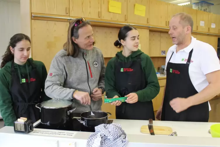 Am Küchentisch (von links): Ronja Rinkes, Lehrer Matthias Naumer, Annika Purazrang und Kursleiter Dietmar Johnen.