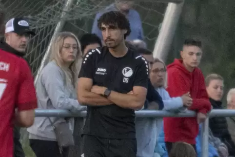 Daniel Ghoul bleibt über die Saison hinaus Trainer beim TuS Steinbach. 