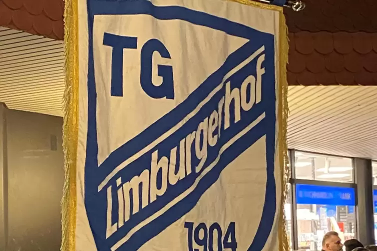 Die Vereine zeigten Falgge. 