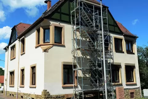 Wird mit der Sanierung wieder entfernt: die – nur gemietete – Gerüsttreppe, die seit 2018 den provisorischen zweiten Rettungsweg Wird mit der Sanierung wieder entfernt: die – nur gemietete – Gerüsttreppe, die seit 2018 den provisorischen zweiten Rettungsweg