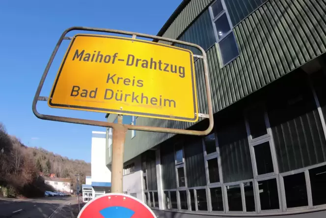 Der einstige Firmenname steht sogar auf dem Ortsschild: das Dradura-Werk im Altleininger Ortsteil.