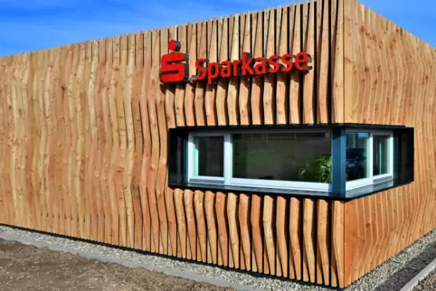 Die neue Geschäftsstelle der Sparkasse am Wasgau-Parkplatz in Maikammer. 