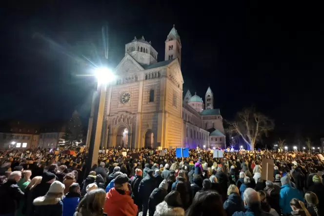 Ein Zeichen setzen: Tausende Speyerer versammelten sich unter dem Dom.