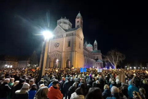 Ein Zeichen setzen: Tausende Speyerer versammelten sich unter dem Dom.
