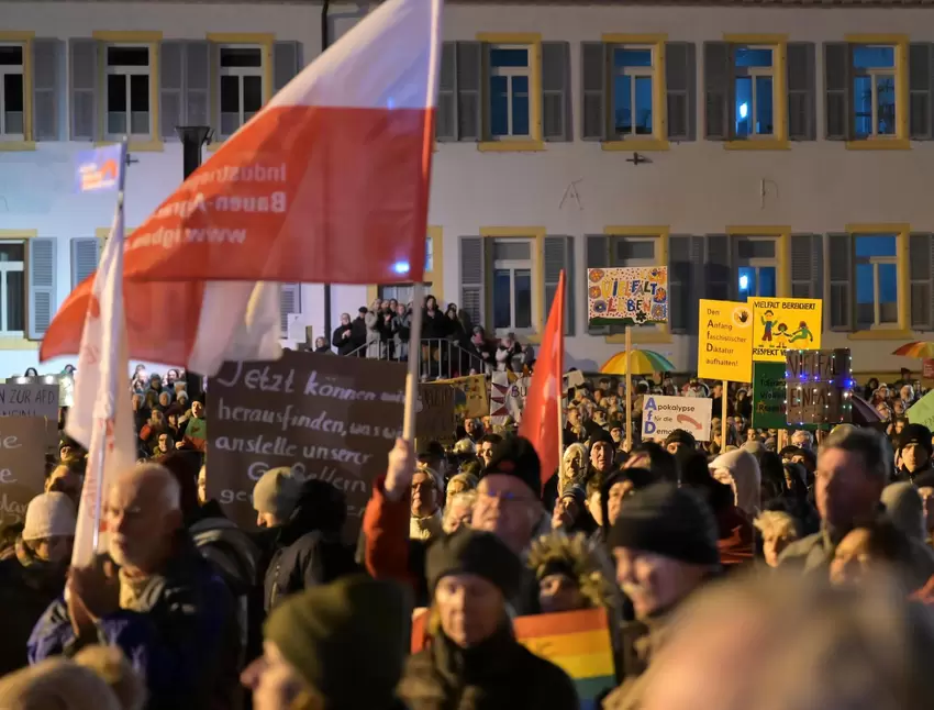 Ein breites Bündnis aus Parteien, Gewerkschaften und Kirchen und viele Menschen aus der Zivilgesellschaft waren erschienen.