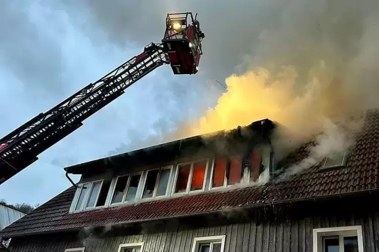 Bei dem Haus im Bad Bergzaberner Hörnchenweg brannte der Dachstuhl.