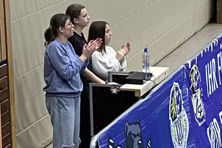 Stella Neubauer (vorne), Sarah-Marie Krist (Mitte) und Nora Heller bringen Musik ins Heimspiel der TSG-Frauen gegen Bassenheim