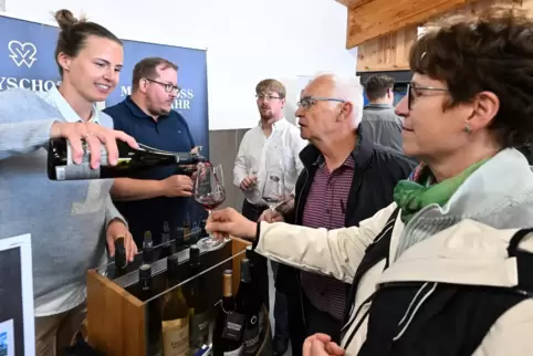 Der Weingipfel 2022: Dorothee Burkhardt am Stand der Winzergenossenschaft Mayschoß-Altenahr e.G.