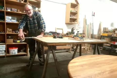Möbel-Manufaktur bedeutet, dass noch Hand an die Möbel gelegt wird. Wasa-Inhaber Hans-Michael Marschall in der Schreinerei in Ge