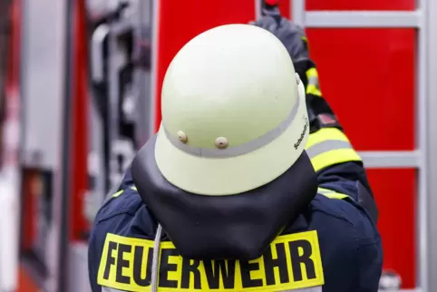 In Bockenheim rückte die Feuerwehr aus, nachdem Rauch in einem Wohnhaus gemeldet wurde. 