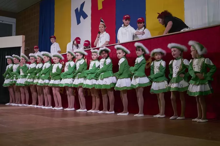 Die jüngsten Tänzerinnen der grün-weißen Garde standen mit 16 Tänzerinnen auf der Bühne. 