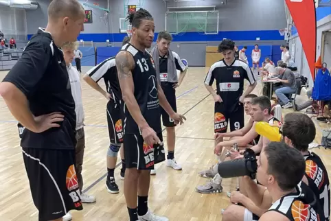 Jeremy Black mit seiner Mannschaft in einer Auszeit. 