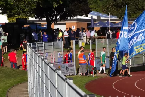 Unbekannte sind in die Vereinsgaststätte des SV Niederauerbach im Westpfalzstadion eingebrochen. 