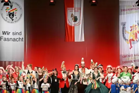 Gruppenbild mit allen Aktiven vor dem Start des Bühnenprogramms. 