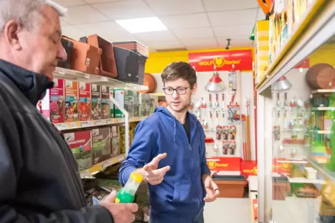 Während das Geschäft in der Blumenstraße noch läuft, Julian Faas (re.) die Kunden bedient ... 