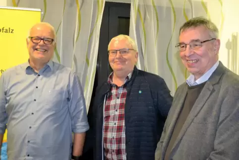 Sportbund-Vizepräsident Walter Benz (Mitte) gratulierte dem Vorsitzenden des Sportkreises Pirmasens Hartmut Kling (links) und se