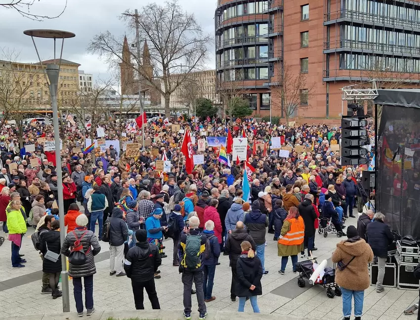 Ab 14 Uhr war der Berliner Platz gefüllt.