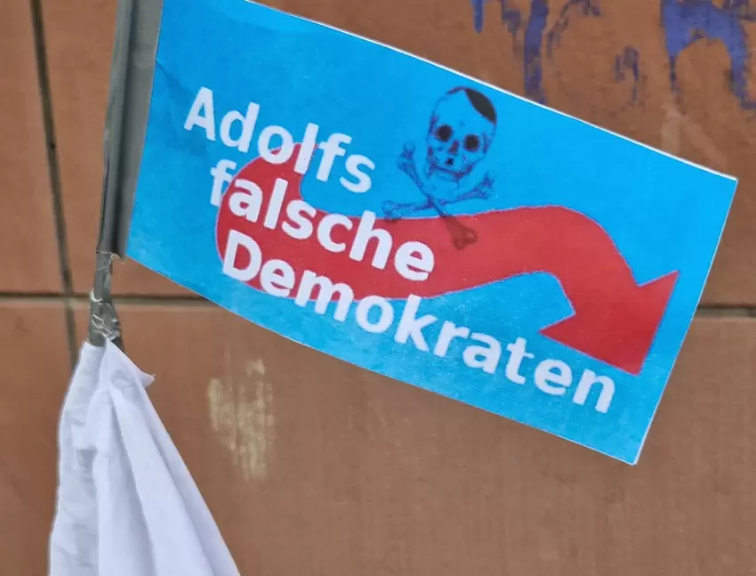 Protestfähnchen am Rande der Kundgebung.