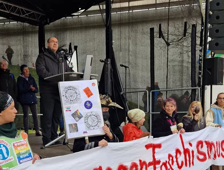 »Wer an Gott glaubt, wählt keine Nazis«, sagte der protestantische Dekan Paul Metzger.