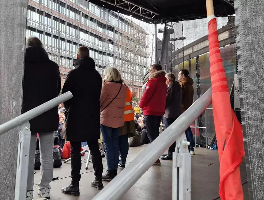 Die sechs Landtags- und Bundestagsabgeordneten traten geschlossen auf die Bühne und ließen eine gemeinsame Erklärung verlesen.