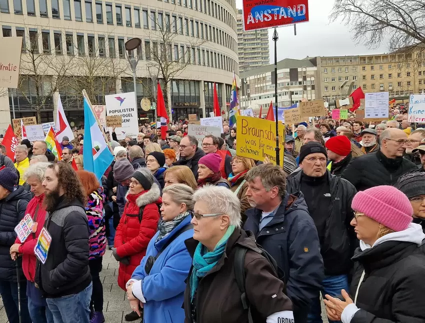 Teilnehmer der Kundgebung richten ihren Blick auf die Bühne, sangen mit und spendeten Applaus.