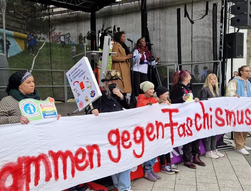»Pour la vie« (Für das Leben) sangen zwei junge Frauen vom Adrem-Jugendtheater.