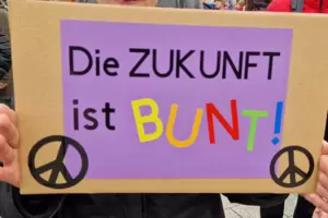 Eines von zahlreichen Plakaten am Samstag auf dem Berliner Platz. 