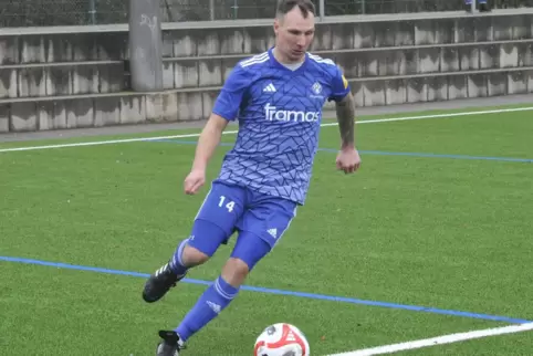 Erstmals im Trikot des FK Pirmasens am Ball: Tobias Jänicke. Premiere feierte der 34-Jährige unweit seiner bisherigen Wirkungsst