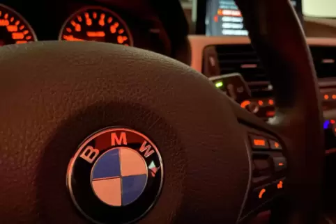Es geht um einen grauen 3er-BMW. 