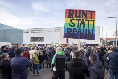 „Bunt statt Braun“ war auf einem Plakat zu lesen, das von den Teilnehmern in der Menge hochgehalten wurde. Auch eine Landtagsabg