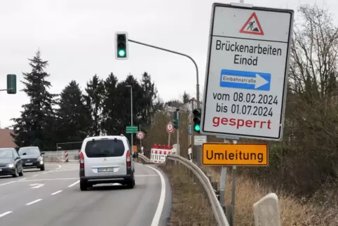 Ein Schild weist schon auf die Umleitung hin.