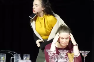 Sehenswertes Theater: die Premiere des Ensembles „Zündstoff“ mit Paula (Magdalena Allmann) und hinten Ela (Svenja Ehmsen). 