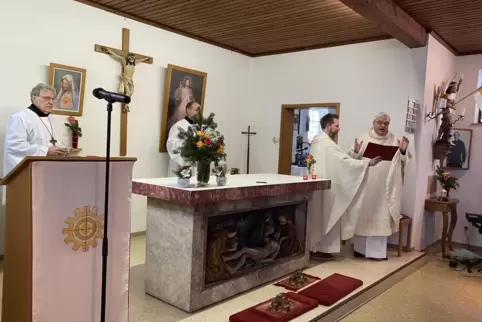Am Wochenende fand der letzte Gottesdienst in der kleinen Kirche St. Michael in Potzbach mit Bischof Karl-Heinz Wiesemann (recht