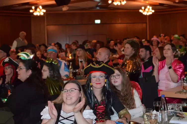 Die Lachmuskeln der N&auml;rrinnen und Narren wurden im CCR stark strapaziert. Hier wird Bauer Sepp beim Dirty-Dancing-Tanz gefeiert,