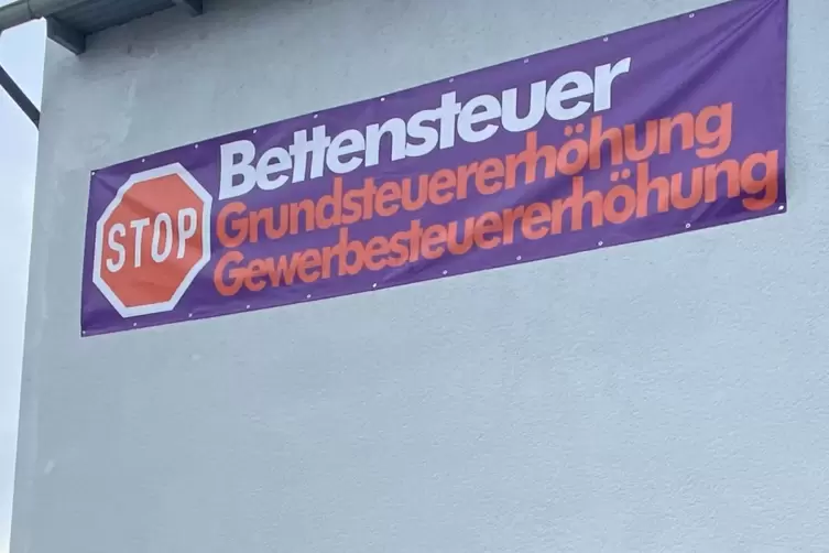 Mit Protestplakaten an der Fassade machen die Inhaber des Hotels Christine ihrem &Auml;rger Luft. 