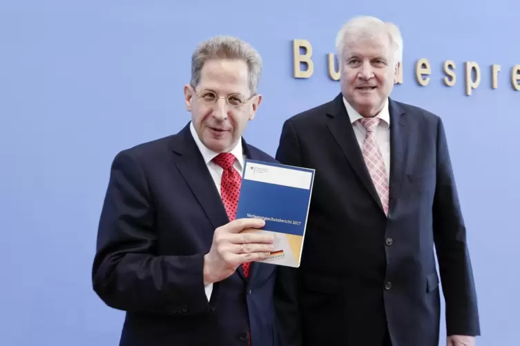 2018 stellte Hans-Georg Maaßen (mit dem damaligen Innenminister Horst Seehofer) letztmalig einen Verfassungsschutzbericht vor. J