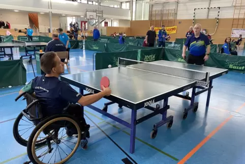 Jonas Didszonat (hier gegen Martin Perscheid vom ASV Niederelbert) sitzt von klein auf im Rollstuhl.