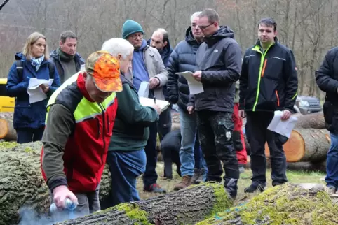 Sprühmeister Joachim May und Werner Schramm leiten die Auktion und stellen die hölzernen Schönheiten vor dem Bieterwettstreit vo