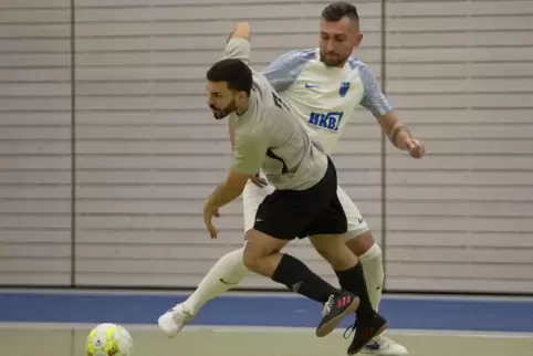 Zweikampf zwischen Eugen Karpunor vom FSV Idar-Oberstein (hinten) und Yvo Vitor Dos Santos vom VfL Kaiserslautern. 