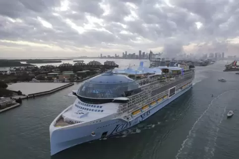Das Schiff „Icon of the Seas“ verlässt den Hafen in Miami. 