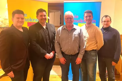 Der FDP-Kreisvorstand (von links): Gideon Hayes, Elias Lippes, Peter Jakob, Maximilian Urschel und Klaus Mittelstaedt.