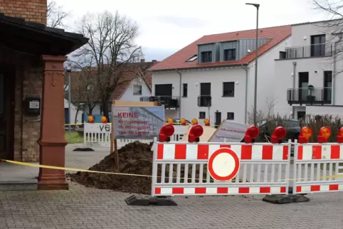 Ein Nachbar hat am Wochenende eine Ladung Pferdemist am Rathaus abgeladen - und am Montag weggeschippt. 